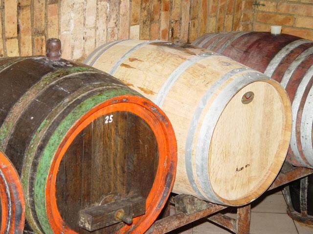 Sudy ve sklepech vinařství Beneš (pravý je typu barique)